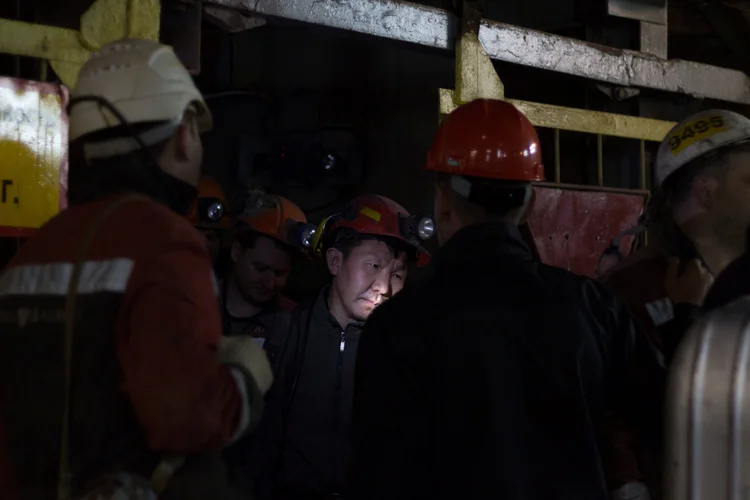 Trabalhos de resgate após a inundação da mina Mir, na Rússia (Grigory Iftody/Reuters)