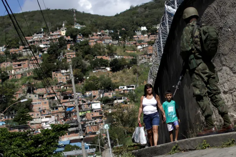 Rio de Janeiro: além da Rocinha, mais cinco favelas cariocas têm atuação de agentes da Polícia Militar (Ricardo Moraes/Reuters)