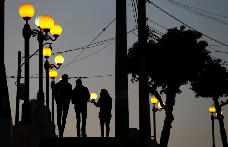 Postes de luz em Valparaiso, no Chile, dia 06/08/2017 (Rodrigo Garrido/Reuters)
