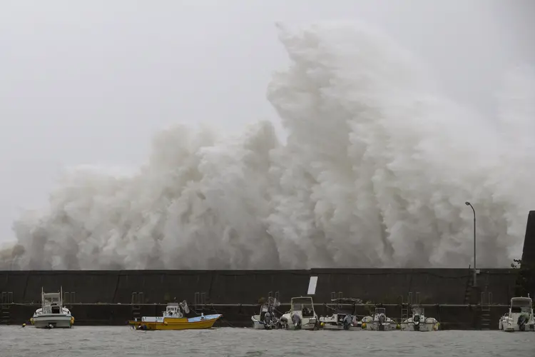 Fortes ondas no Japão: às 18h local (6h, em Brasília), Noru encontrava-se na prefeitura de Wakayama e avançava a 20 km/h em direção nordeste (Foto/Reuters)