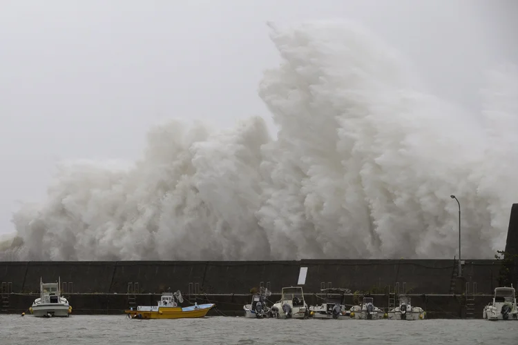Fortes ondas no Japão: às 18h local (6h, em Brasília), Noru encontrava-se na prefeitura de Wakayama e avançava a 20 km/h em direção nordeste (Foto/Reuters)