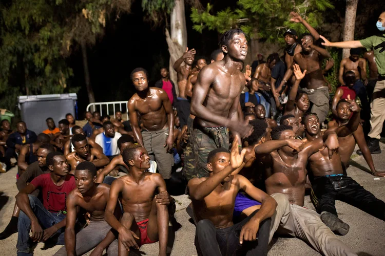 Entrada de imigrantes aconteceu pela própria passagem fronteiriça e não por pessoas pulando o muro (Jesus Moron/Reuters)