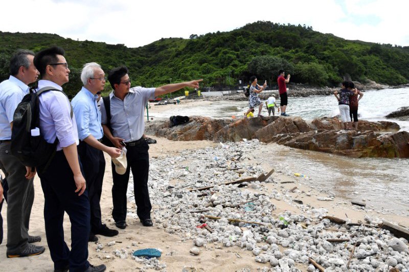 Subsecretário do Ambiente, Tse Chin-wan, visita praia que está passando por processo de limpeza de óleo de palma, em Hong Kong (Departamento de Serviço de Informações de Hong Kong/Reuters)