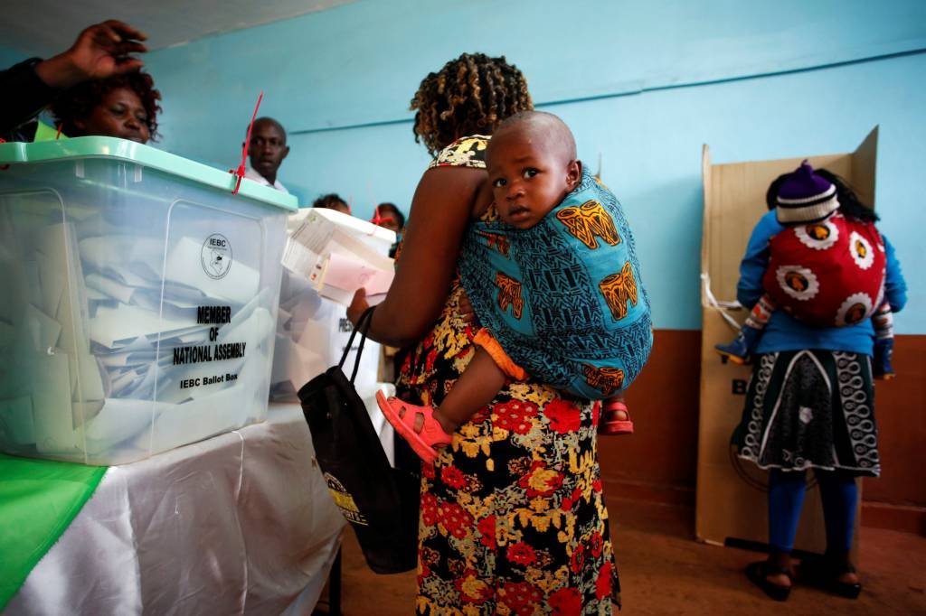 Quenianos alugam bebês para furar filas e votar em eleição