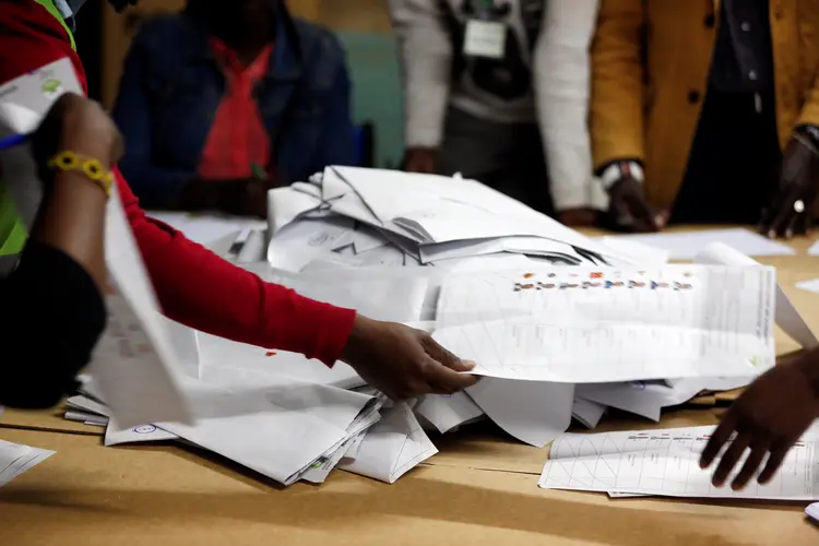 Contagem de votos na eleição presidencial do Quênia, dia 08/08/2017 (Baz Ratner/Reuters)