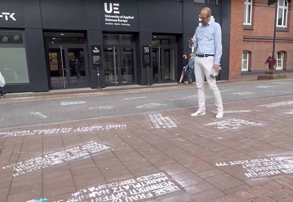 Artista pinta mensagens de ódio do Twitter em Hamburgo