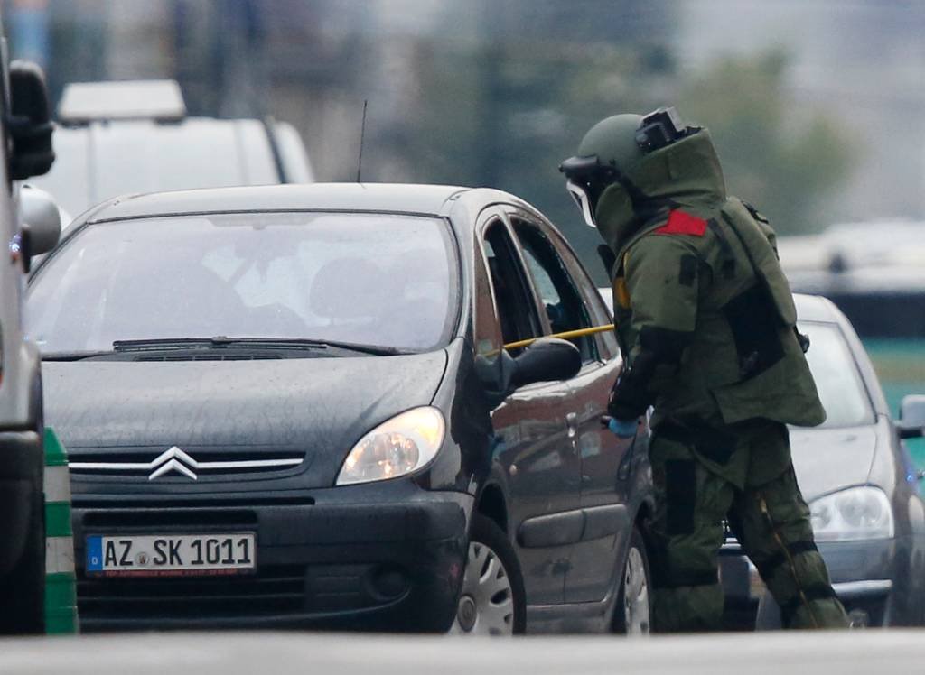Polícia detém suspeito de carregar explosivos em Bruxelas