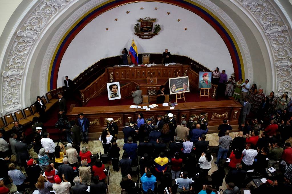 Constituinte aprova adiantar eleições regionais na Venezuela