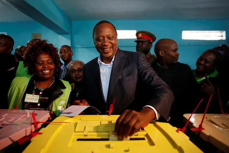 Nas eleições de 2013, Uhuru Kenyatta ganhou com 50,07% dos votos e evitou o segundo turno por cerca de 8 mil votos (Baz Ratner/Reuters)