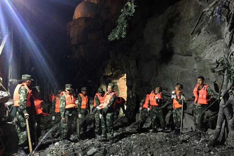 China: polícia paramilitar busca sobreviventes após um terremoto no município de Jiuzhaigou (Stringer/Reuters)
