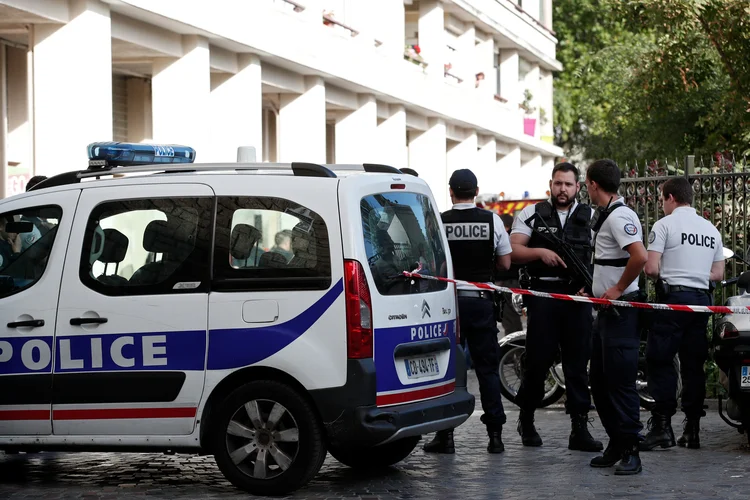 Motorista de uma BMW atropelou um grupo de militares franceses que saia do quartel e fugiu em seguida (Benoit Tessier/Reuters)