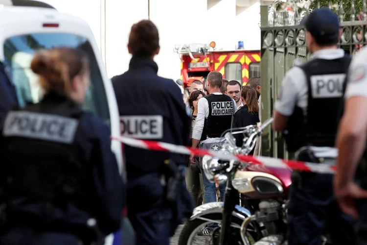 Policiais trabalham perto de cena onde soldados franceses foram atropelados por veículo, no subúrbio parisiense de Levallois-Perret  (Benoit Tessier/Reuters)