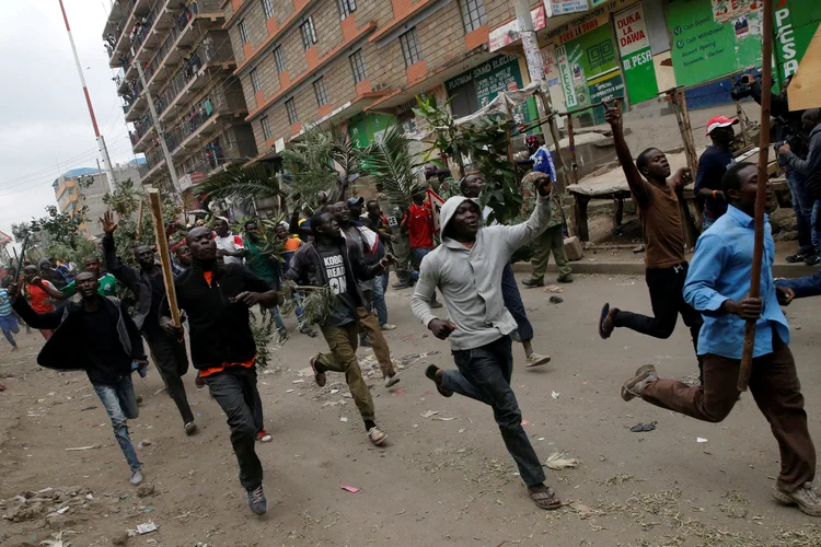 Protestos no Quênia: nos subúrbios da capital Nairóbi foi desdobrado um grande número de agentes perante o ambiente de tensão nas suas ruas (Thomas Mukoya/Reuters)