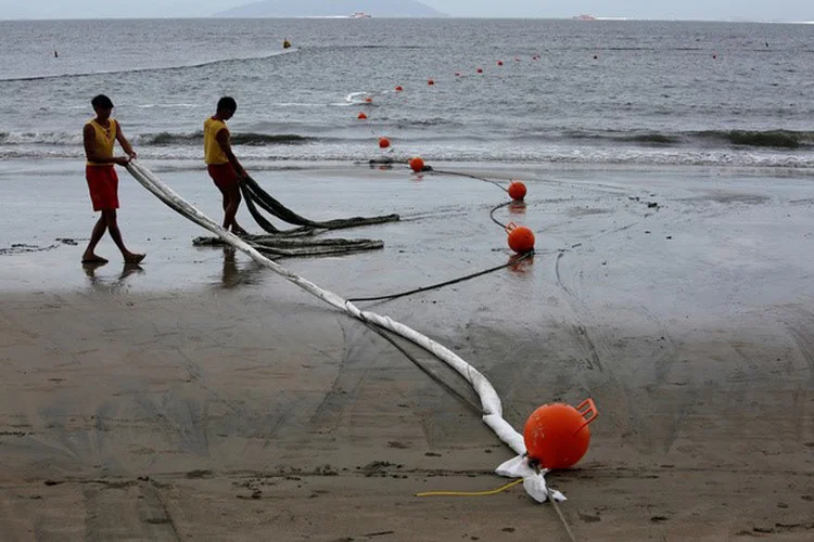 Governo interditou 13 praias desde domingo, um dia depois de dizer ter sido informado do vazamento pelas autoridades chinesas (Bobby Yip/Reuters)