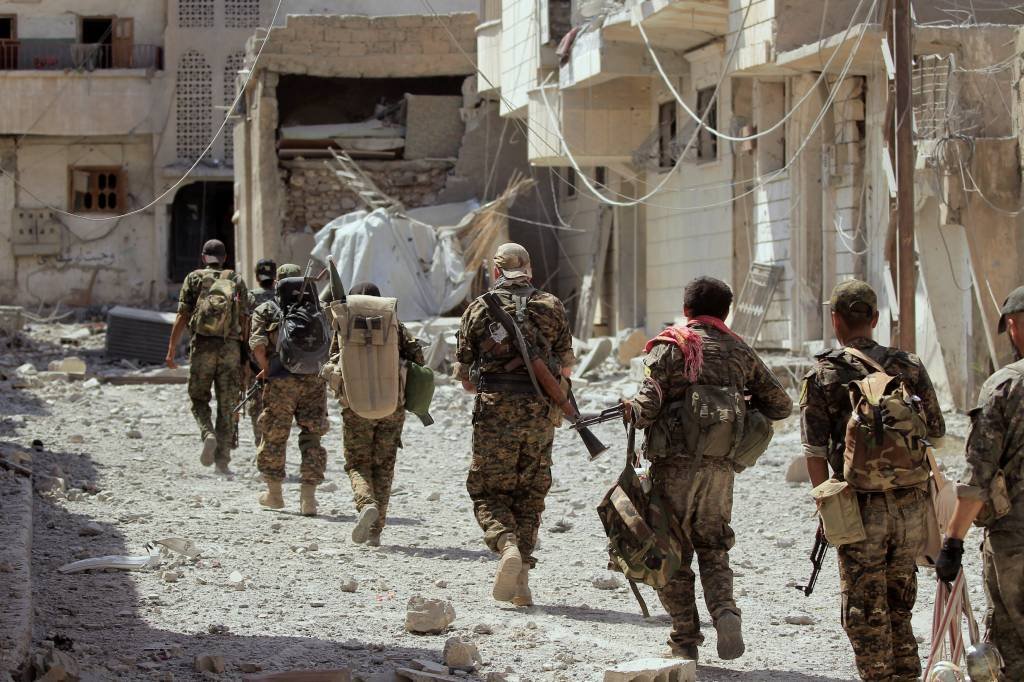 Combates entre EI e forças do governo deixam 74 mortos na Síria