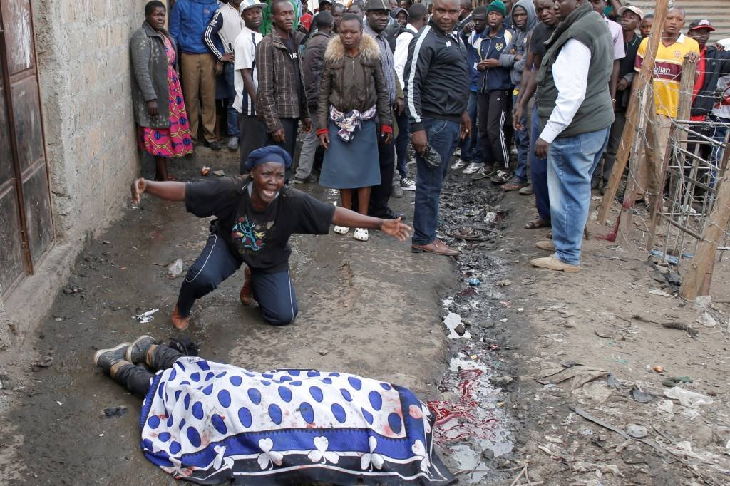 Polícia do Quênia mata 2 manifestantes em protesto contra fraude