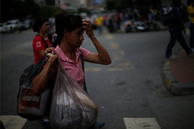 Venezuela: O país encara uma grave escassez de alimentos e remédios, além de uma hiperinflação que em 2018 poderia chegar a 13.000% (Andres Martinez Casares/Reuters)