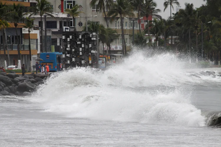 Furacão Franklin está posicionado cerca de 60 quilômetros a leste da região mexicana de Nautla (Victor Yanez/Reuters)