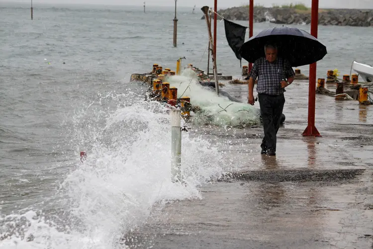 Mar agitado no litoral do México antes da passagem do furacão Franklin (Victor Yanez/Reuters)