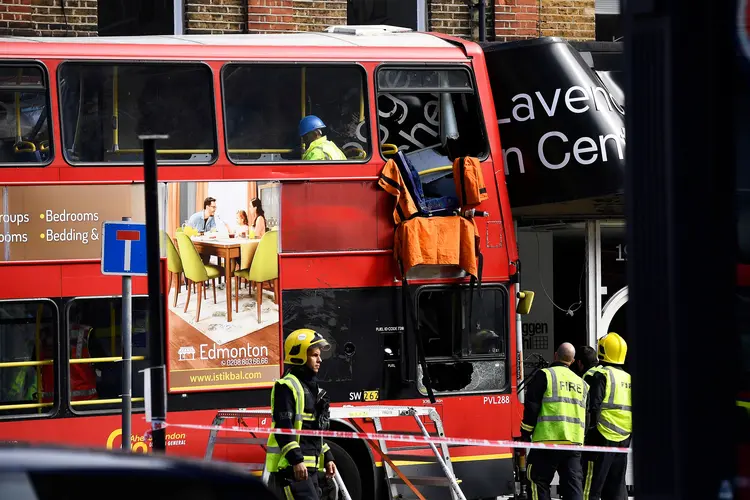 Acidente com ônibus em Londres: polícia disse ter recebido uma chamada sobre o acidente às 6h55 locais (2h55, em Brasília) (Dylan Martinez/Reuters)