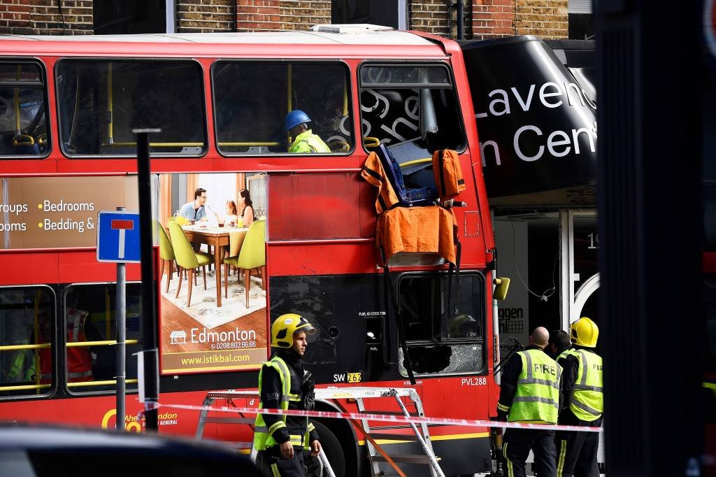 Ônibus de 2 andares se choca com prédio e fere 10 em Londres