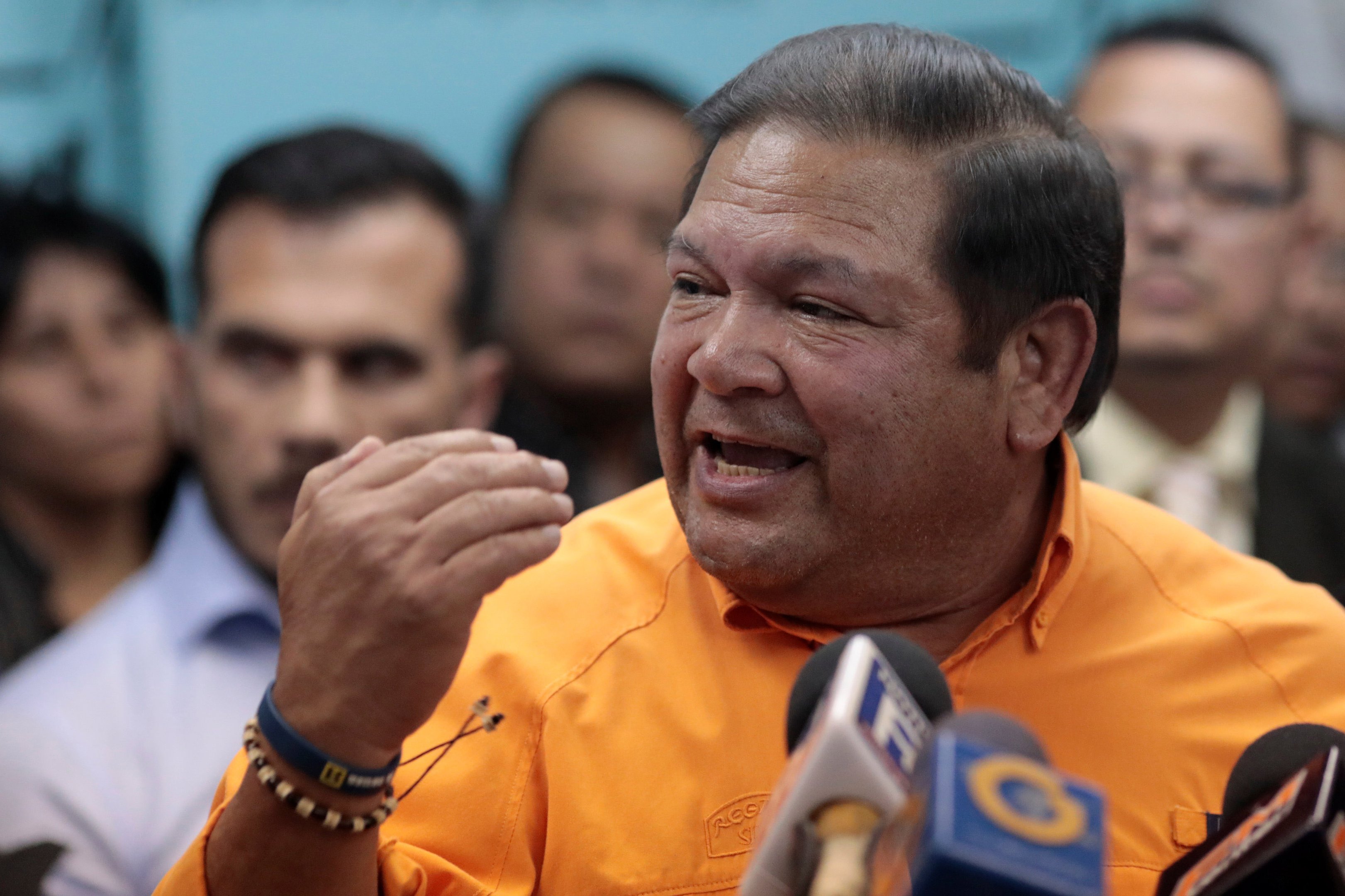 Oposição venezuelana inscreve candidatos para eleições regionais