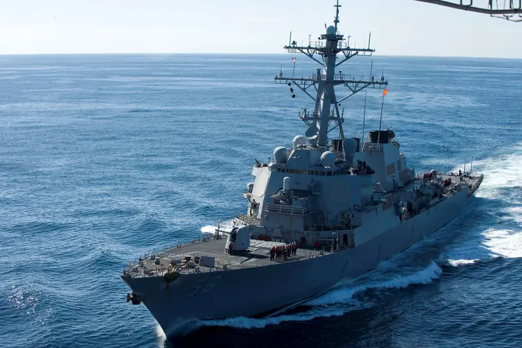 USS John S. McCain navegou perto do Recife Mischief, das Ilhas Spratly, em meio a uma série de ilhotas, recifes e bancos de areia (U.S. Navy/Reuters)