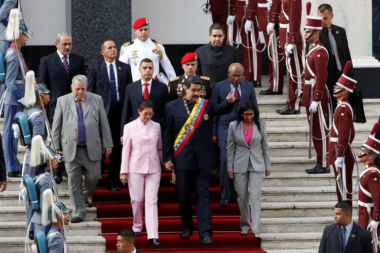 Nicolás Maduro afirmou que entregou este projeto de Constituição para que o mesmo seja melhorado e "que seus horizontes se ampliem" (Carlos Garcia Rawlins/Reuters)