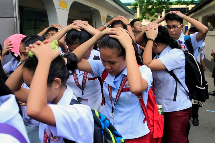 Filipinas: alunos evacuam as instalações de escola depois de um terremoto atingir a ilha do norte de Luzon (Romeo Ranoco/Reuters)
