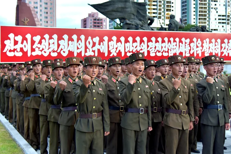 Exército da Coreia do Norte: espera-se que a imprensa norte-coreana emita imagens selecionadas do desfile militar que percorreu as principais ruas da capital do país (KCNA/Reuters)