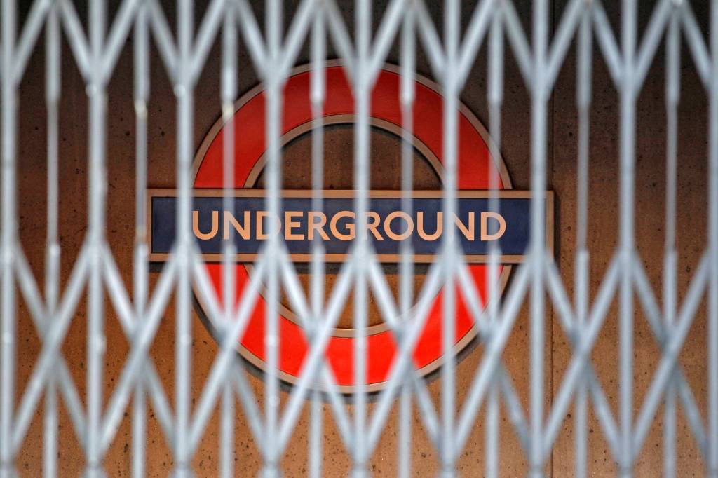 Estação de metrô é esvaziada em Londres por causa de incêndio