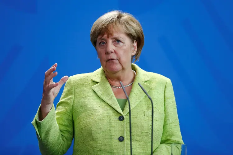 Precisamos de um acordo europeu se quisermos renegociar tarifas, por exemplo no setor automotivo, disse Merkel (Hannibal Hanschke/Reuters)