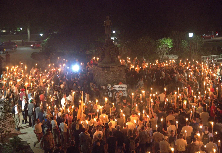 Marcha supremacista branca: a conta @YesYoureRacist (Sim, você é racista) tem pedido que pessoas enviem informações sobre os participantes da manifestação (Alejandro Alvarez/News2Share/Reuters)