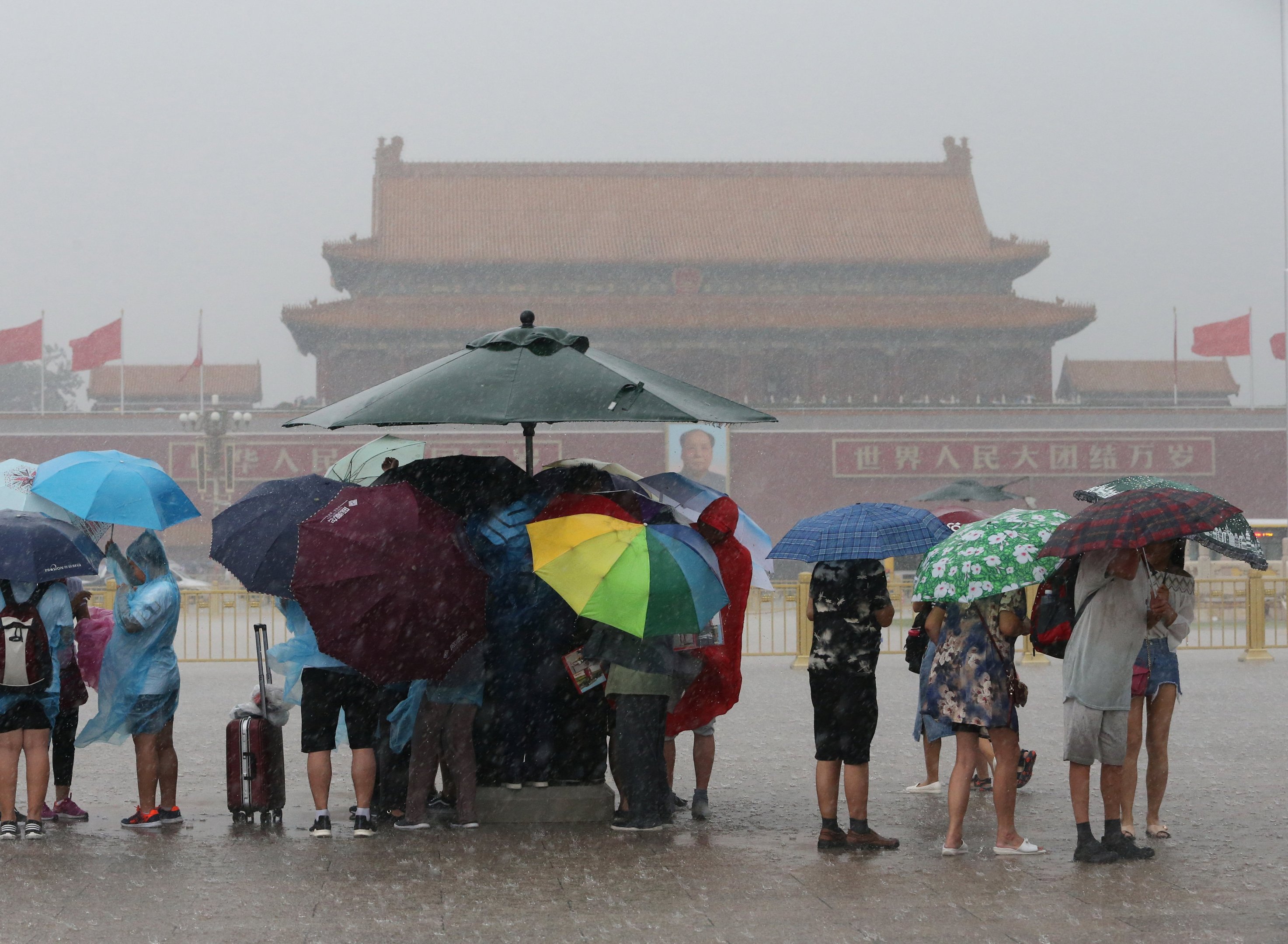 Tempestades afetam vôos na China e causam alerta para enchentes