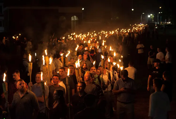Nacionalistas brancos realizam marcha com tochas na cidade de Charlottesville, na Virgínia, dia 11/08/207 (Alejandro Alvarez/Reuters)