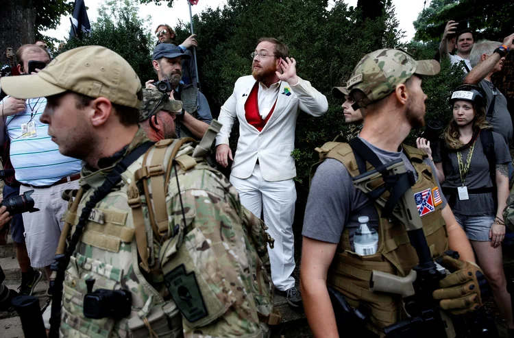 Marcha de supremacistas: com cântico de "Vidas dos brancos importam", os manifestantes se concentraram hoje em frente a uma estátua de Thomas Jefferson (Joshua Roberts/Reuters)