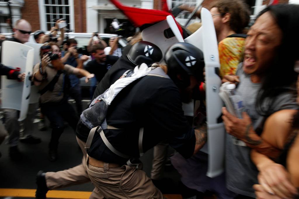 Confronto entre manifestantes e a marcha supremacista branca nos EUA, dia 12/08/2017 (Joshua Roberts/Reuters)