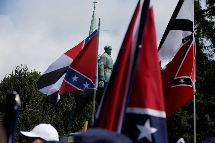 Membros de grupos nacionalistas brancos protestam em Charlottesville (Joshua Roberts/Reuters)