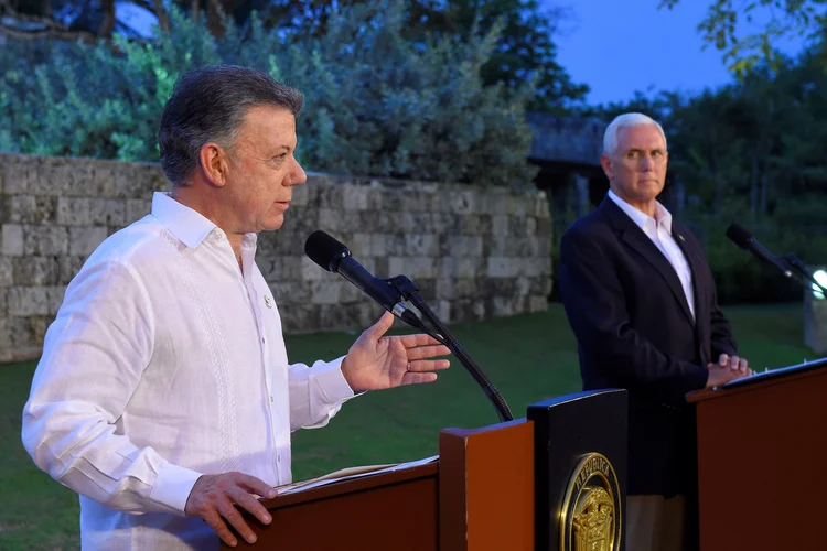 Santos e Pence: vice-presidente americano tem conversado com líderes da América Latina (Colombian Presidency/Handout via REUTERS/Reuters)