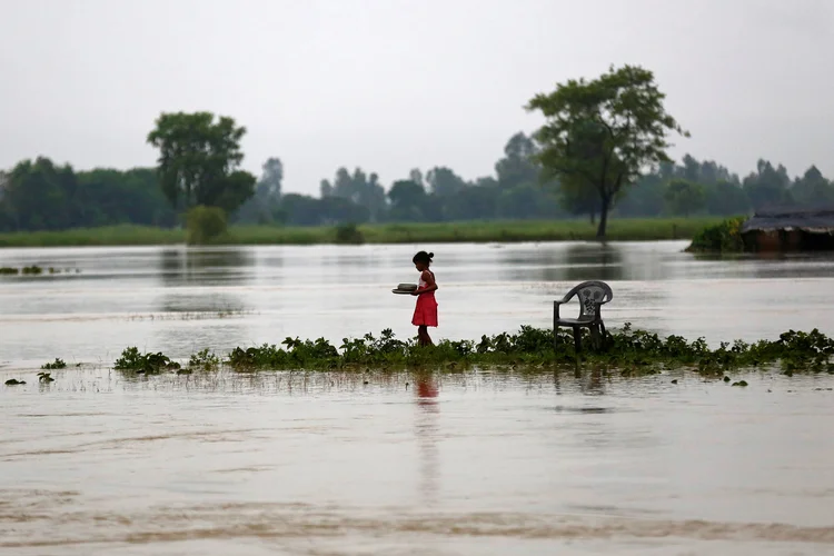 Alagamentos no Nepal: enchentes também atingiram o Estado do nordeste da Índia de Assam (Navesh Chitrakar/Reuters)