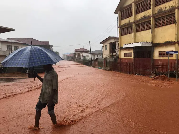 Freetown: deslizamentos de terra e enchentes são comuns durante a temporada de chuvas na África Ocidental (Instagram/dawncharris/Reuters)