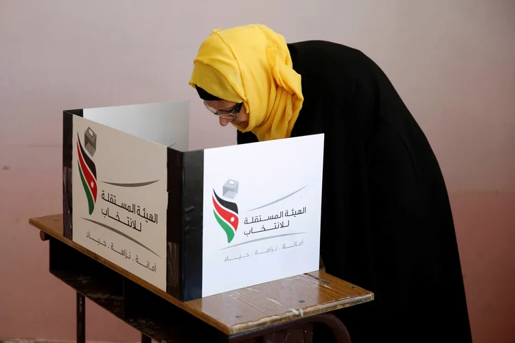 Eleições na Jordânia: urnas abriram as suas portas às 7h local (1h, em Brasília), o fechamento está previsto para 9h (13h, em Brasília) (Muhammad Hamed/Reuters)