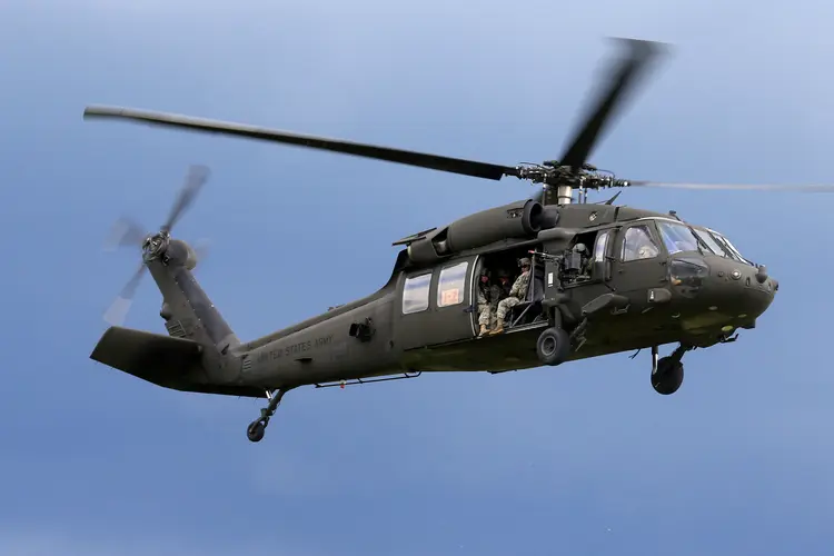 Helicóptero Black Hawk do Exército avistou os destroços às 23h28 do horário local (Ints Kalnins/Reuters)
