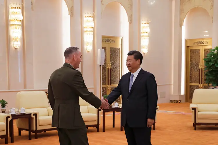 Xi Jinping e Joseph Dunford: com encontro, a China procura reduzir tensões bilaterais e regionais (Andy Wong/Reuters)