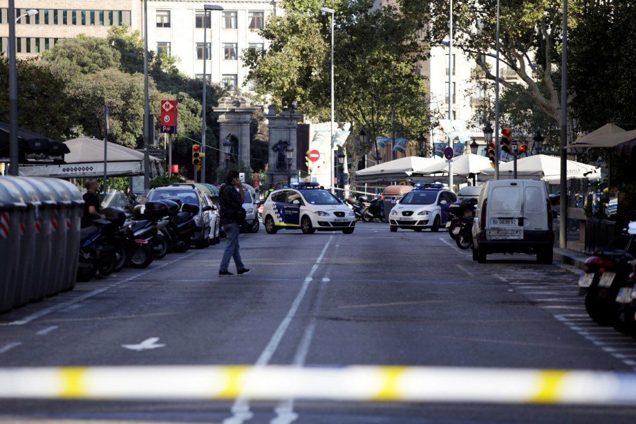 Policial faz a segurança da região de Las Ramblas, em Barcelona, após ataque deixar 13 mortos, no dia 17/08/2017