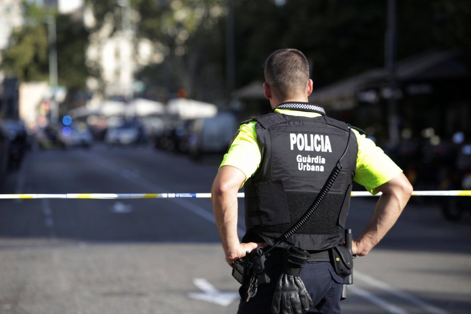 Policial faz a segurança da região de Las Ramblas, em Barcelona, após ataque deixar 13 mortos, no dia 17/08/2017