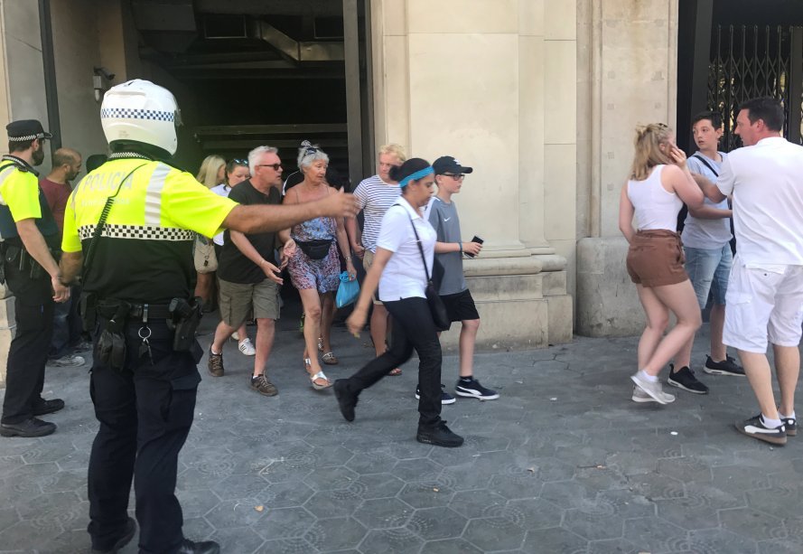 Polícia ajuda a evacuar pessoas após ataque em Las Ramblas, em Barcelona, no dia 17/08/2017