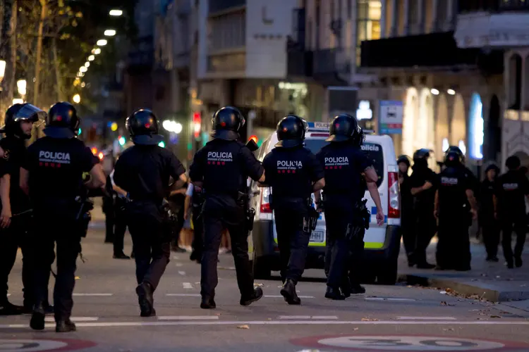 Policiais: suspeito pode ter escapado de uma operação de busca em Barcelona ao matar um homem a facadas e roubar seu carro (foto/Reuters)