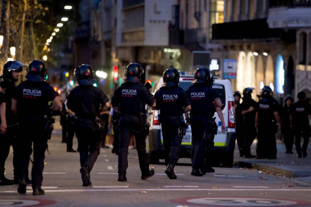 Polícia espanhola busca motorista de van em ataque a Barcelona