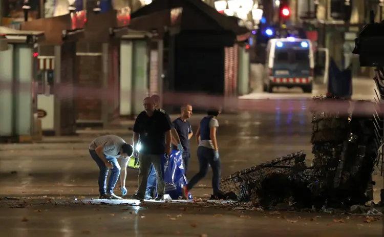 Polícia examina local do atentado em Barcelona: polícia catalã procura Younes Abouyaaqoub, o único membro identificado do grupo que perpetrou os atentados de Barcelona e Cambrils (Sergio Perez/Reuters)